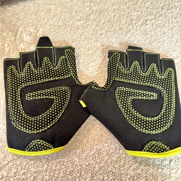 NWT non branded gym work out gloves - Picture 3 of 4